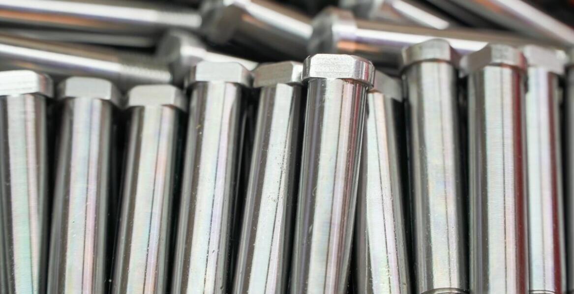 Jakie są najważniejsze właściwości sworzni stosowanych w budownictwie?