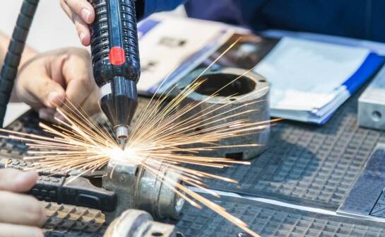 Jak indukcyjne podgrzewanie wspiera proces regeneracji używanych urządzeń warsztatowych?