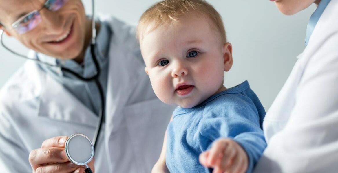 Znaczenie wczesnej diagnostyki w przypadku małych oczu u niemowlaka.