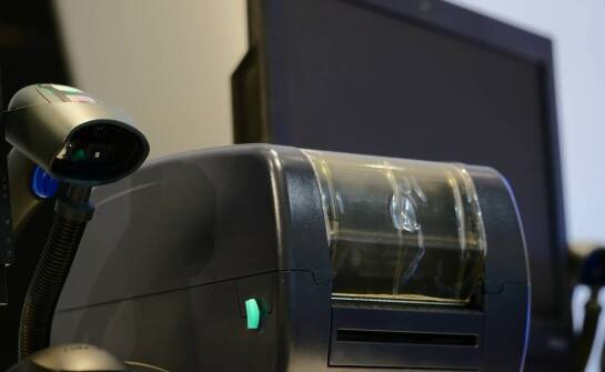 Zalety i wady termicznych drukarek w różnych branżach