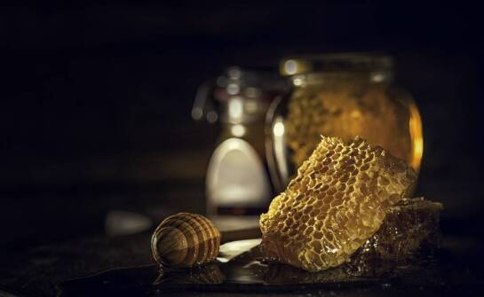 Naturalny miód jako słodzik do herbaty: zalety i zastosowanie