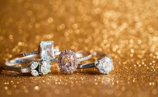 Poradnik dla mężczyzn: Jak wybrać idealny złoty pierścionek do zaręczyn?