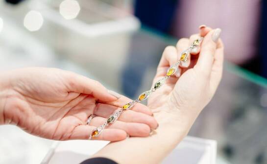 Dlaczego warto mieć piesek charms w swojej kolekcji biżuterii?