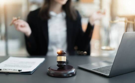 Jak przysięgły tłumacz języka węgierskiego może wspierać procesy sądowe?