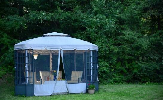 Jakie elementy wyposażenia warto uwzględnić w ogrodowej altanie?