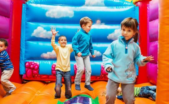 Jak zorganizować plenerową imprezę z użyciem dmuchańców?