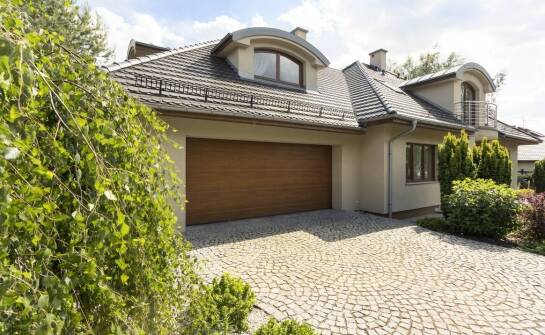 Ozdobny kamień jako trwałe dekoracyjne rozwiązanie dla podjazdów