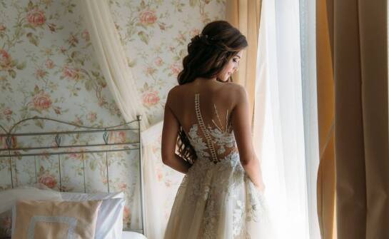 Ombre suknia ślubna – jak ją stylizować z naturalnymi elementami?