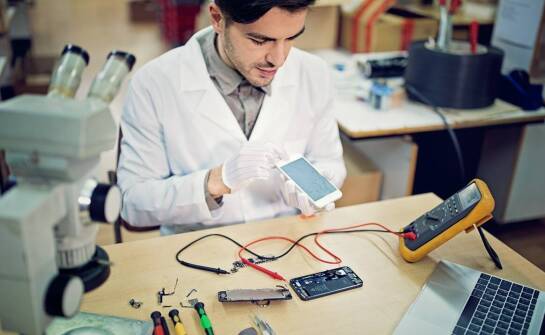 Jakie są zalety korzystania z mobilnego serwisu do niszczarek?