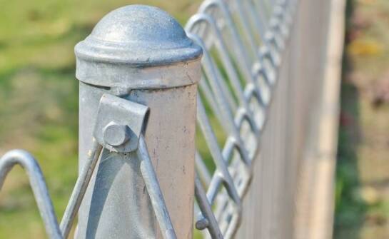 Jaki wpływ ma zaślepka na słupek na długowieczność konstrukcji ogrodzenia?