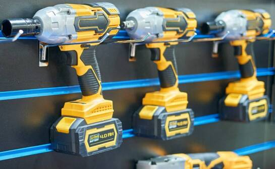 Wynajem pompy do wody: jakie są opcje dostawy i odbioru sprzętu?