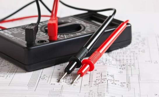 Na co zwrócić uwagę przy pomiarze napięcia w akumulatorze w motocyklu?