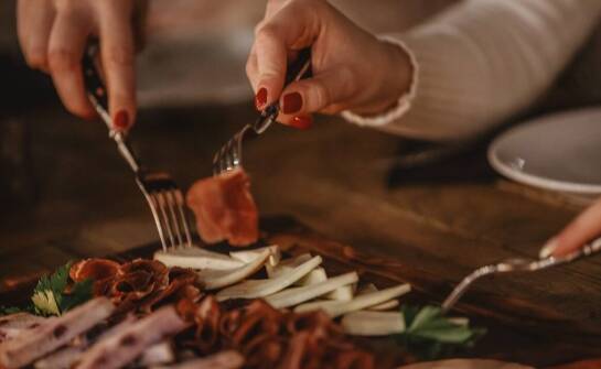 Jak zapewnić różnorodność smaków na urodzinowej zimnej płycie?
