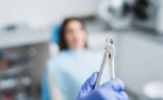 Jakie zabiegi chirurgiczne mogą być wykonane przed leczeniem ortodontycznym?