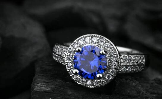 Zaręczynowe pierścionki z motywem skrzydeł – symbolika i znaczenie