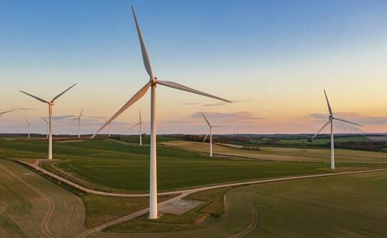 Co odróżnia wiatrowe elektrownie od innych form odnawialnej energii?