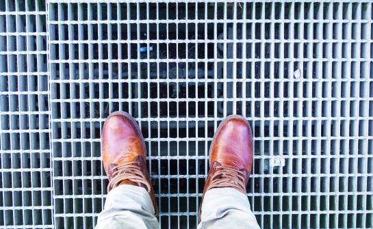 Metalowa wycieraczka z odpływem w kontekście bezpieczeństwa budynków