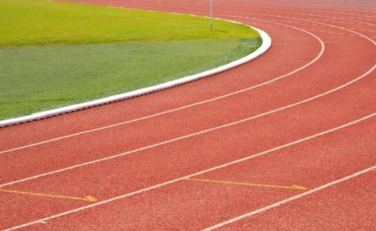 Jak wybór materiałów wpływa na koszty utrzymania bieżni z boiskiem?