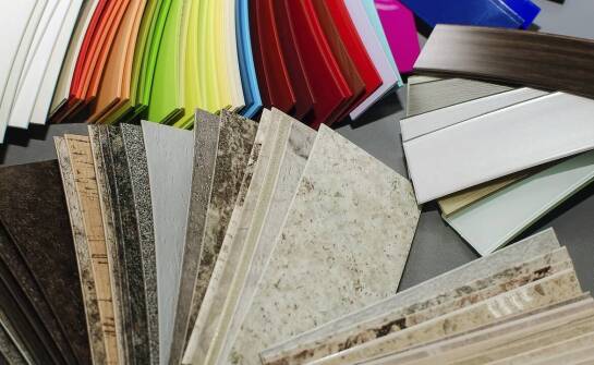 Innowacyjne wzory i kolory meblowych oklein dla hoteli i restauracji