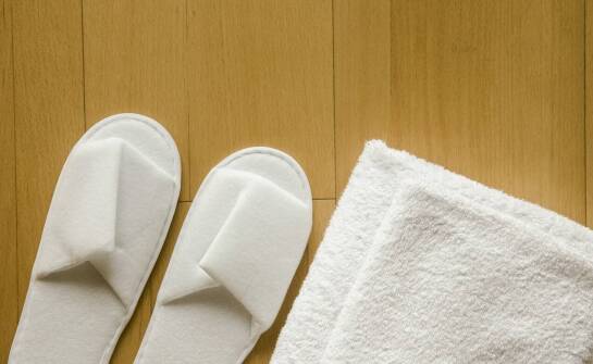 Porównanie różnych modeli frotte kapci hotelowych