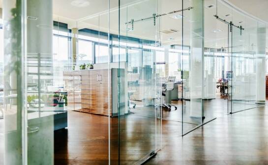 Zastosowanie szklanych ścianek w nowoczesnych biurach - zalety i możliwości