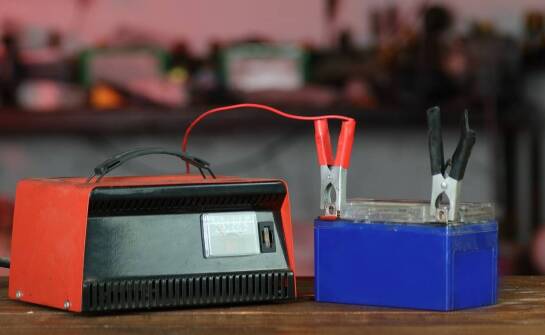 Jakie są różnice między tradycyjnymi a nowoczesnymi ładowarkami do baterii?