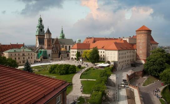 Odkryj Szlak Piastowski z przewodnikiem: fascynujące historie i zabytki.