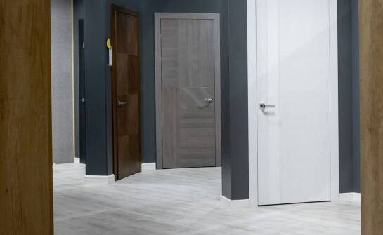 Jak dopasować kolorystykę drzwi do istniejącej aranżacji wnętrza w mieszkaniu w bloku?