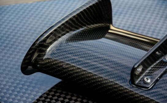 Jak włókno węglowe wpływa na trwałość i wydajność części zamiennych?