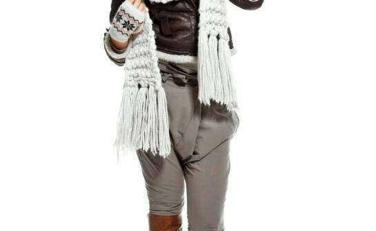 Sweterkowa sukienka z guzikami - uniwersalny element zimowej szafy