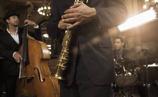 Jakie emocje wywołuje zespół jazzowy na weselu wśród gości?