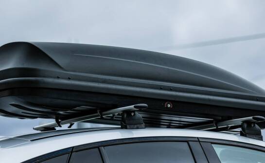 Bezpieczeństwo przewożonych rzeczy w dachowych boksach: kluczowe aspekty