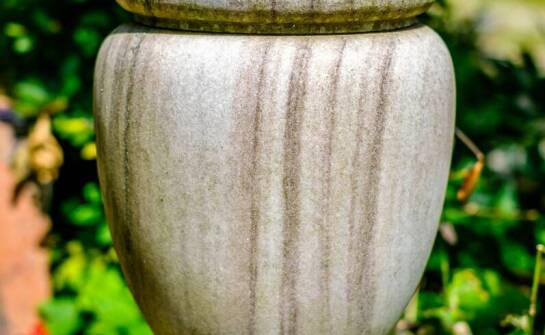 Estetyka i trwałość – kluczowe cechy kamiennych urn