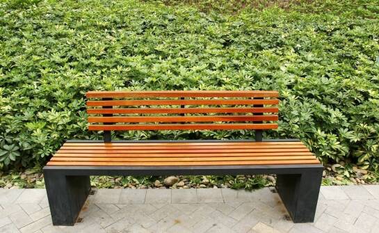 Wąska ławka – jakie modne są teraz kolory i wzory?