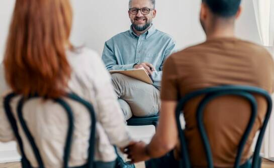 Rola emocji w procesie zdrowienia z alkoholizmu: jak terapia wspiera ten aspekt?