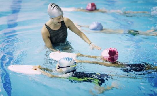 Jak nauka pływania wpływa na rozwój koordynacji u dzieci?