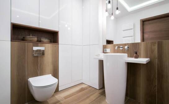 Jak odpowiednia kolorystyka wpływa na wygląd łazienkowych szafek na zamówienie?