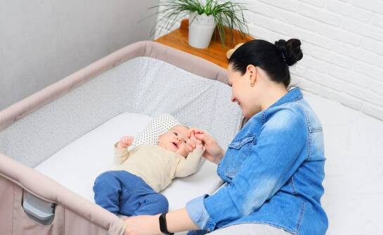 Jakie dodatkowe akcesoria do kojca mogą ułatwić życie dla rodziców?