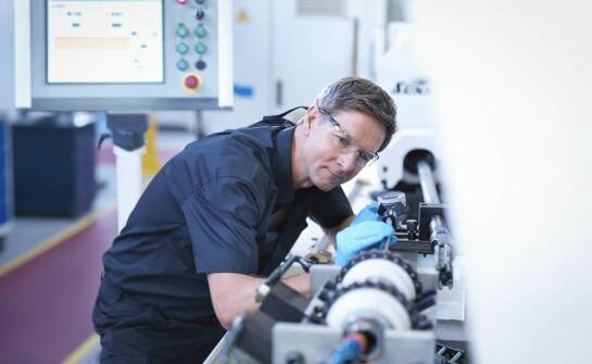 Jak serwisowanie wpływa na żywotność banderolownic?