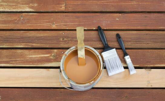 Ochronne lazury czy oleje – co wybrać do zabezpieczenia drewnianych ogrodowych mebli?