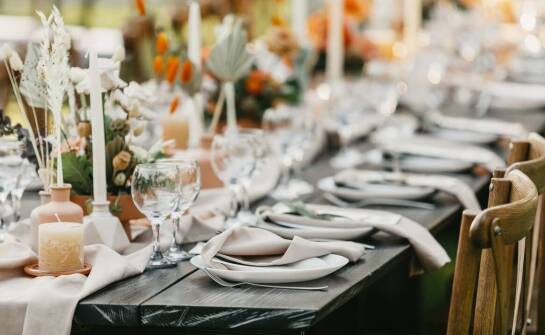 Jakie zalety ma wynajem weselnej sali z pełnym gastronomicznym zapleczem?