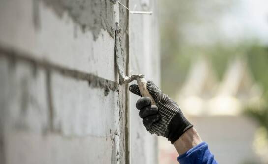 Jak poprawnie stosować zaprawę do uszczelniania studni w różnych warunkach budowlanych?