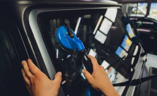 Jakie narzędzia i akcesoria są niezbędne przy wymianie szyb w ciężarówkach Scania V12?