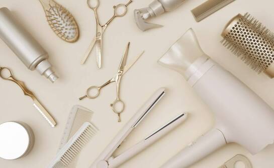 Przewodnik po akcesoriach do pielęgnacji i stylizacji syntetycznych peruk