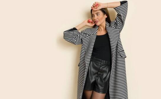 Modne zestawienia z arafatką – od casualu do elegancji