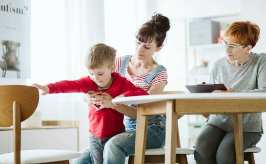 Jakie są etapy procesu diagnostycznego w autyzmie?