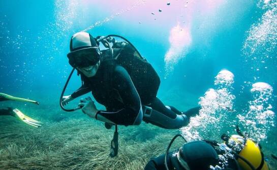 Jak bare ocieplacze pomagają w zachowaniu ciepła podczas długich nurkowań?