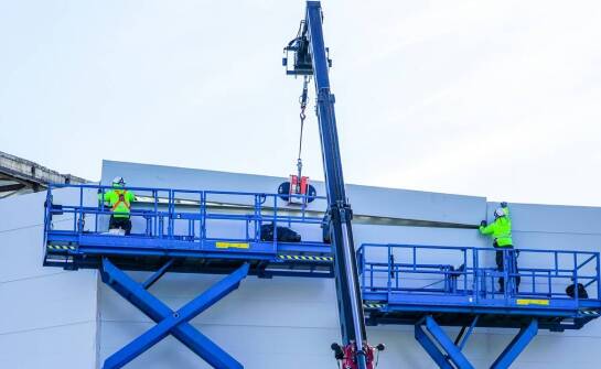 Ocieplenia budynków przy użyciu koszowego podnośnika – najważniejsze aspekty