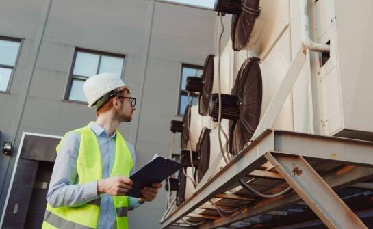 Jak montaż nowoczesnych systemów filtracyjnych wpływa na bezpieczeństwo pracy?