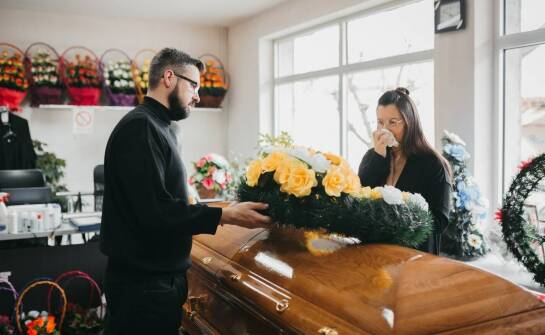 Dlaczego warto skorzystać z usług florystyki przy organizacji ceremonii pogrzebowej w Żarkach?
